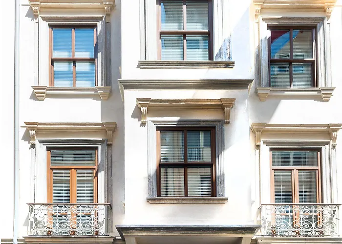 Art Pera Apartahotel 4*